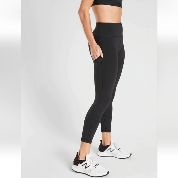 Athleta Pants - Athleta Ultimate Stash Pocket 7/8 Tights. Size M